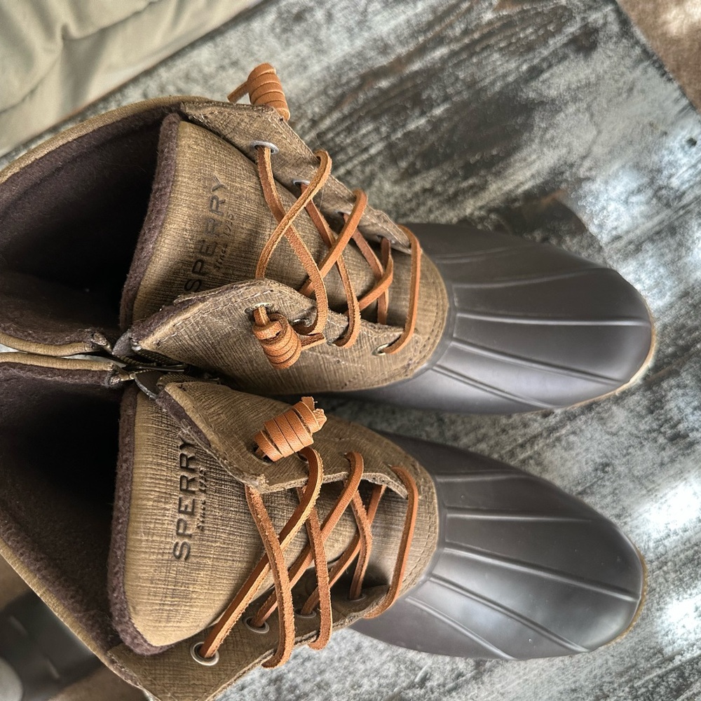 Sperry duck snow boots. 9.5